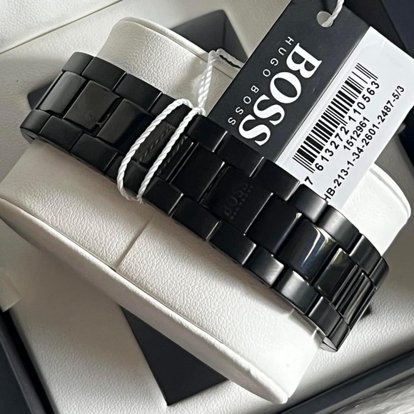 Hugo Boss Men’s Black Dial Watch
Case Size: 44mm
MSRP: $525
Brand New original - Picture 7 of 10